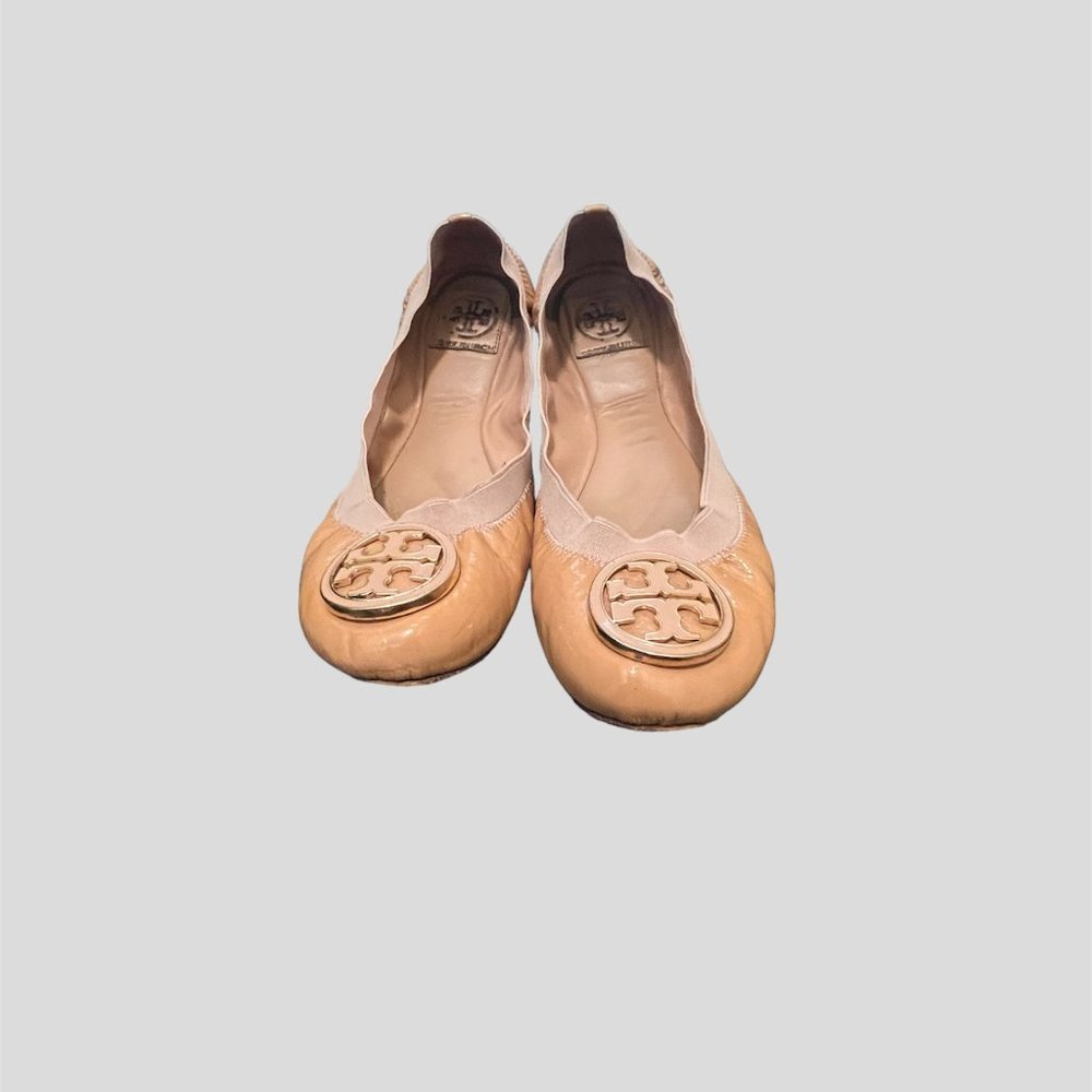 Tory Burch size 8.5 carolina ballerina flat shoes patent round toe stretch tan
